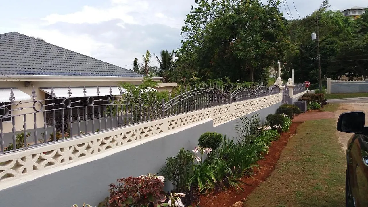 Homestay The Grove Country Villa Mandeville