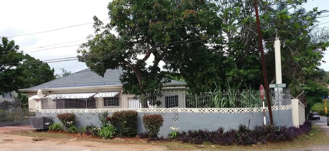 Homestay The Grove Country Villa Mandeville