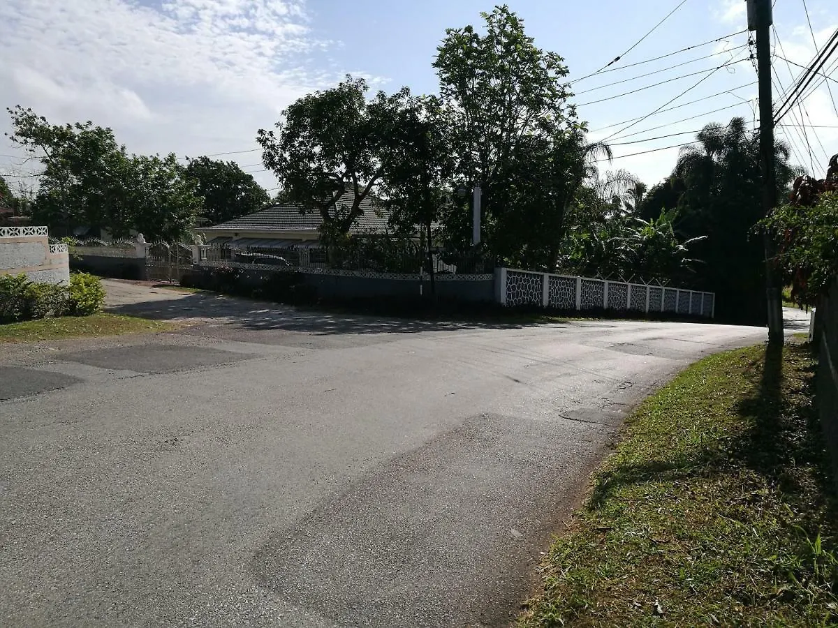 The Grove Country Villa Mandeville 0*,