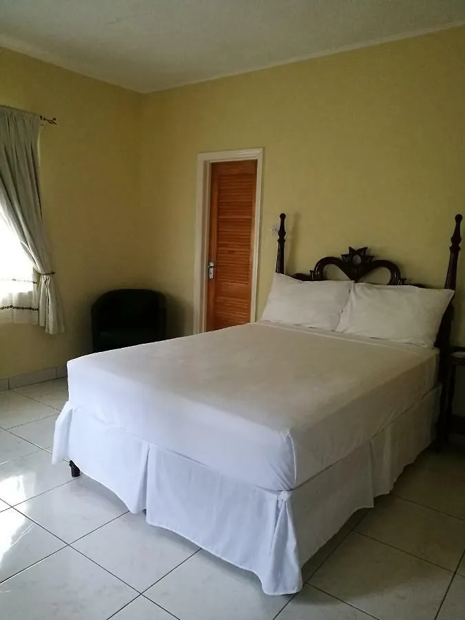 Homestay The Grove Country Villa Mandeville